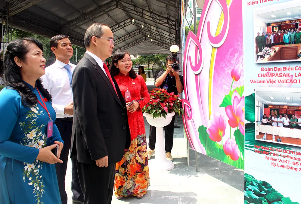 bi-thu-tham-quan-trien-lam-quan-1