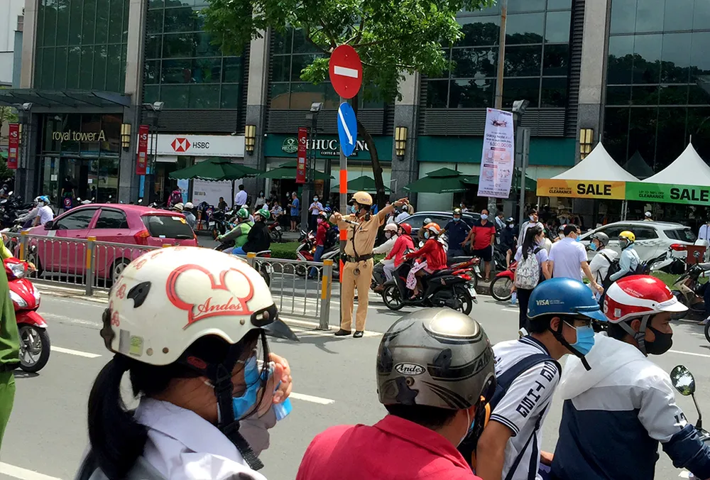 CSGT TP.HCM tặng khẩu trang cho thí sinh thi THPT ảnh 5 CSGT TP.HCM tặng khẩu trang cho thí sinh thi THPT ảnh 5