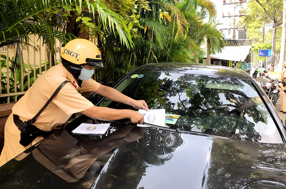 csgt-dan-thong-bao-tren-xe