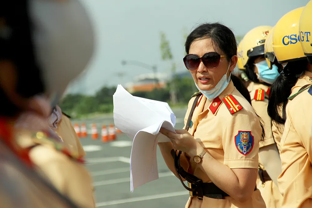 nu-csgt-dan-doan-tphcm