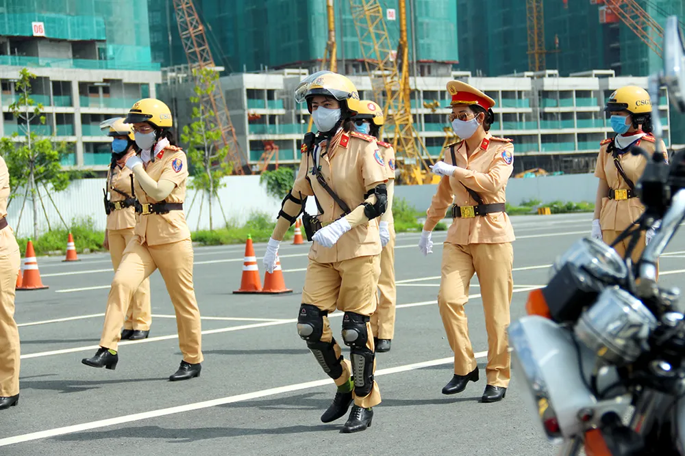 nu-csgt-dan-doan-tphcm