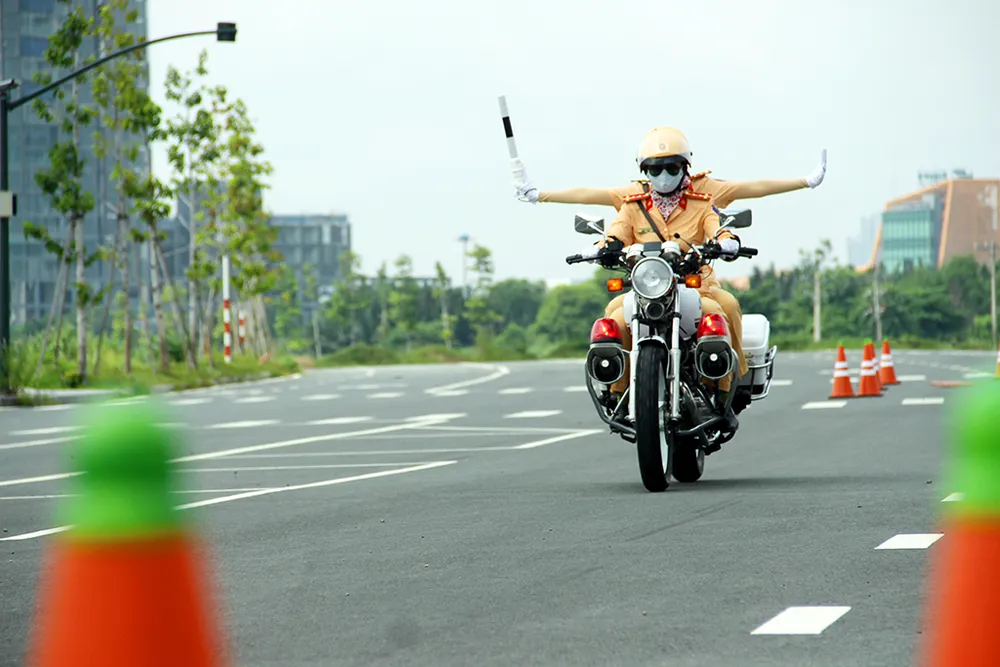 nu-csgt-dan-doan-tphcm