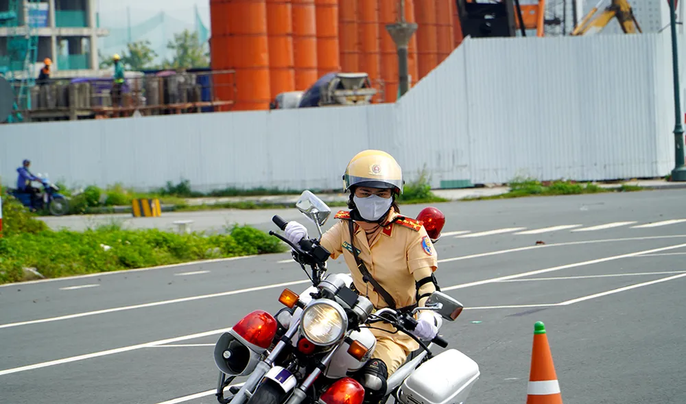 nu-csgt-dan-doan-tphcm