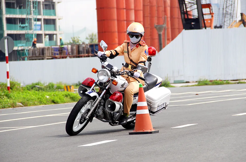 nu-csgt-dan-doan-tphcm