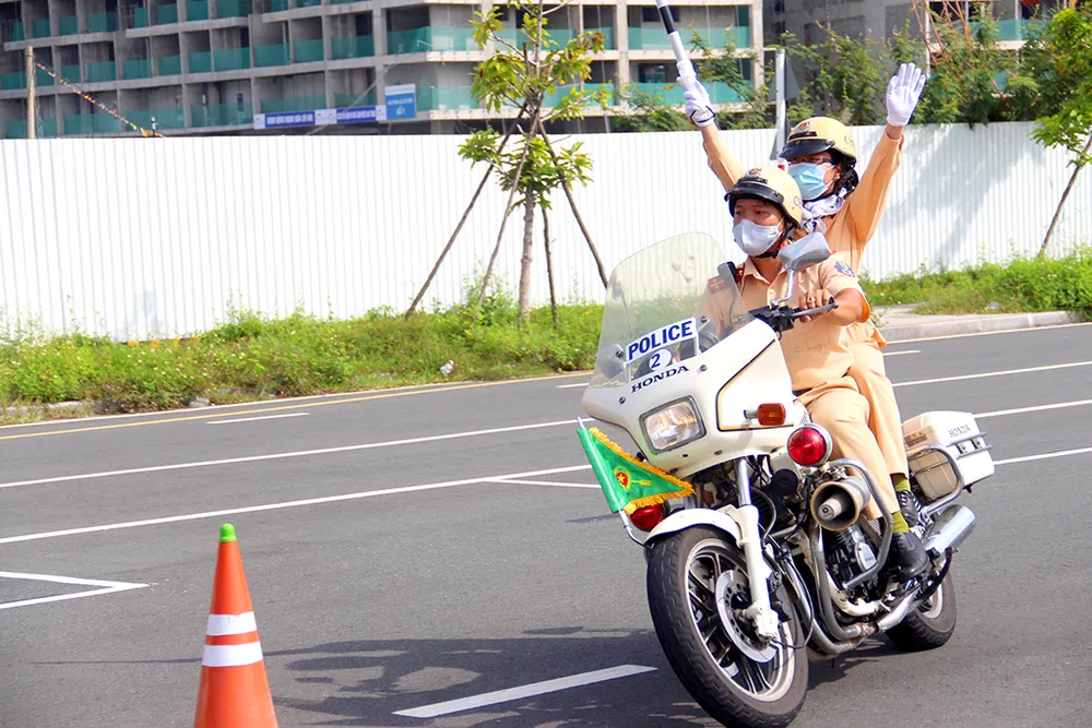 nu-csgt-dan-doan-tphcm