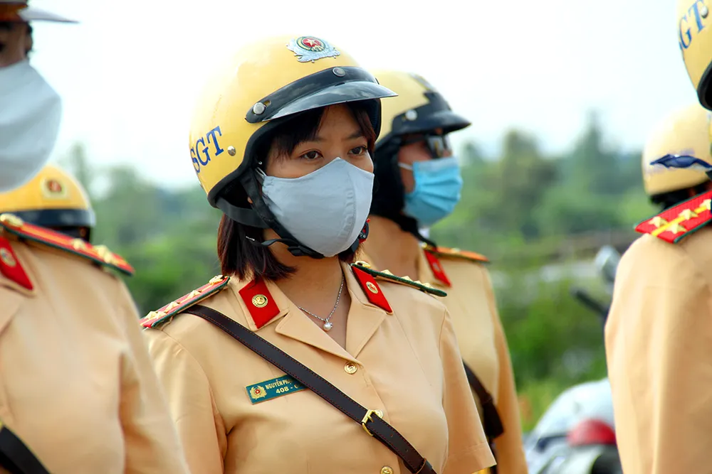 nu-csgt-dan-doan-tphcm