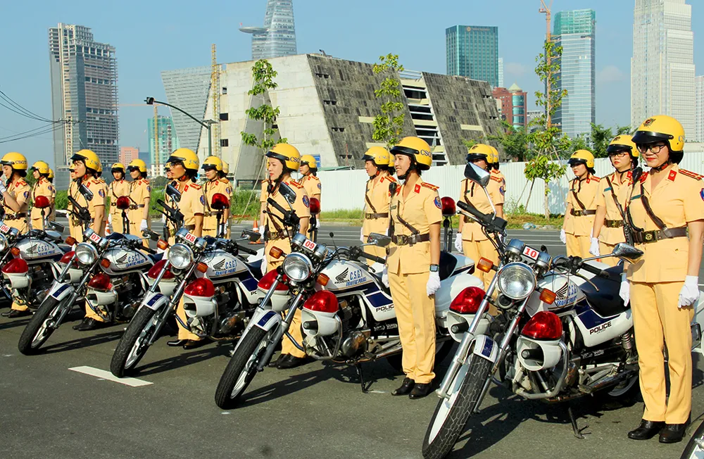 nu-csgt-dan-doan-tphcm