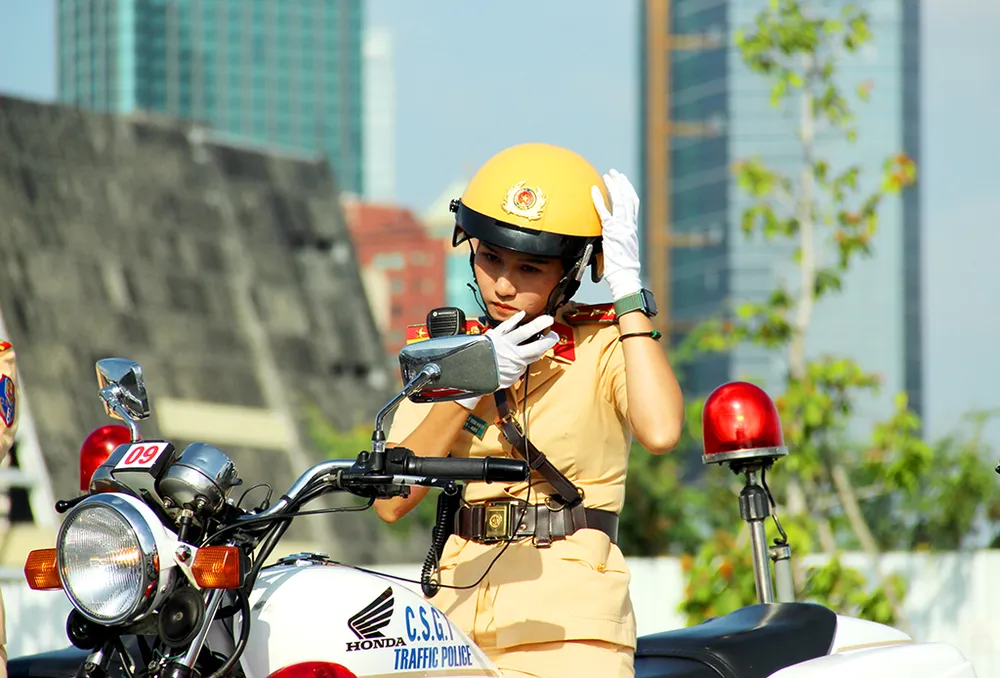 nu-csgt-dan-doan-tphcm