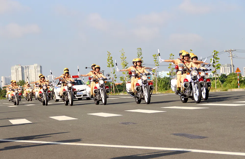 nu-csgt-dan-doan-tphcm