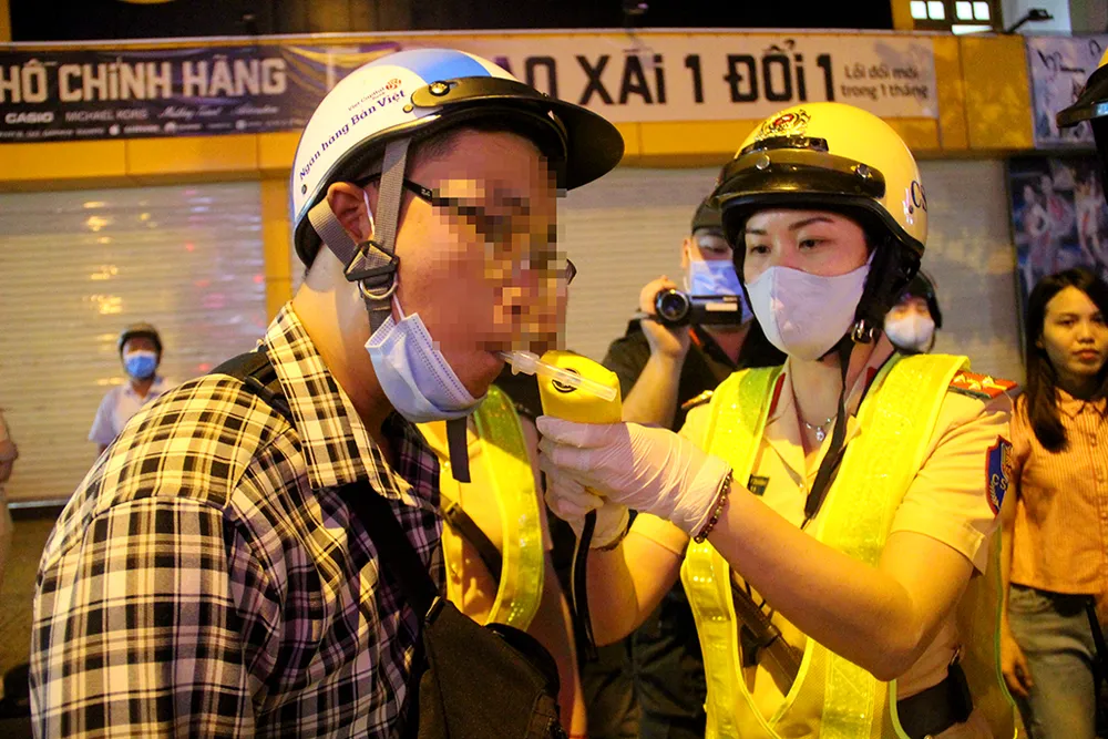 nu-csgt-kiem-tra-con