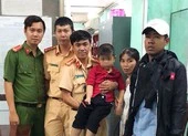 CSGT tìm thấy bé gái 6 tuổi đi lạc khi xem pháo hoa ảnh 3 CSGT phát loa tìm người thân bé 5 tuổi bị lạc khi xem pháo hoa