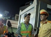 Bị CSGT phạt vì chở quá tải, tài xế bảo ‘chở đúng không đủ ăn' ảnh 4 Từ ngày 1-4, CSGT TP.HCM đặt cân, rào chắn để phạt xe quá tải