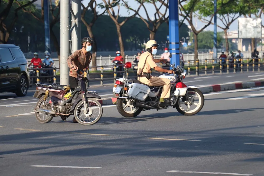 bo-chay-khi-thay-csgt