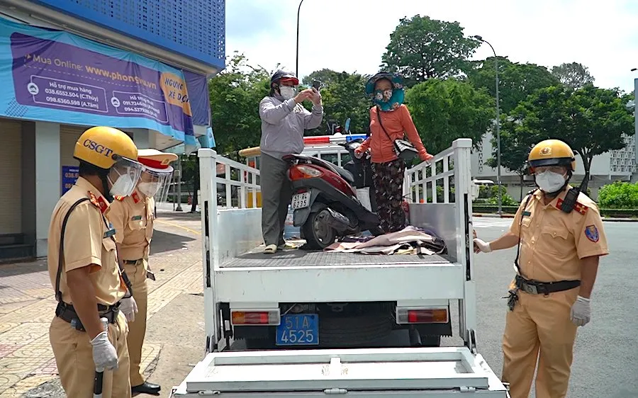 csgt-giup-nguoi-be-banh-xe