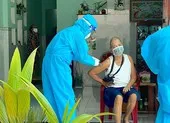 Hơn 20 người già, khuyết tật được tiêm vaccine tại nhà ở quận Bình Tân