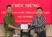 Công an TP.HCM: Tỉ lệ trả thẻ CCCD gắn chip đạt trên 98% ảnh 2 Trao chiếc thẻ căn cước công dân gắn chip thứ 50 triệu