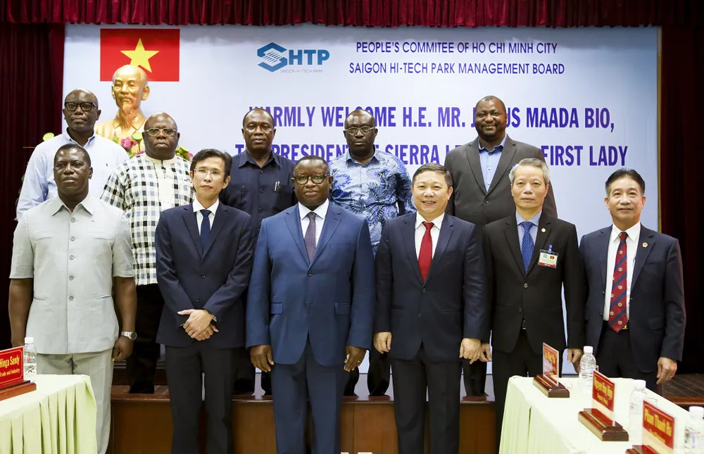 tong-thong-sierra-leone-tham-khu-cnctong