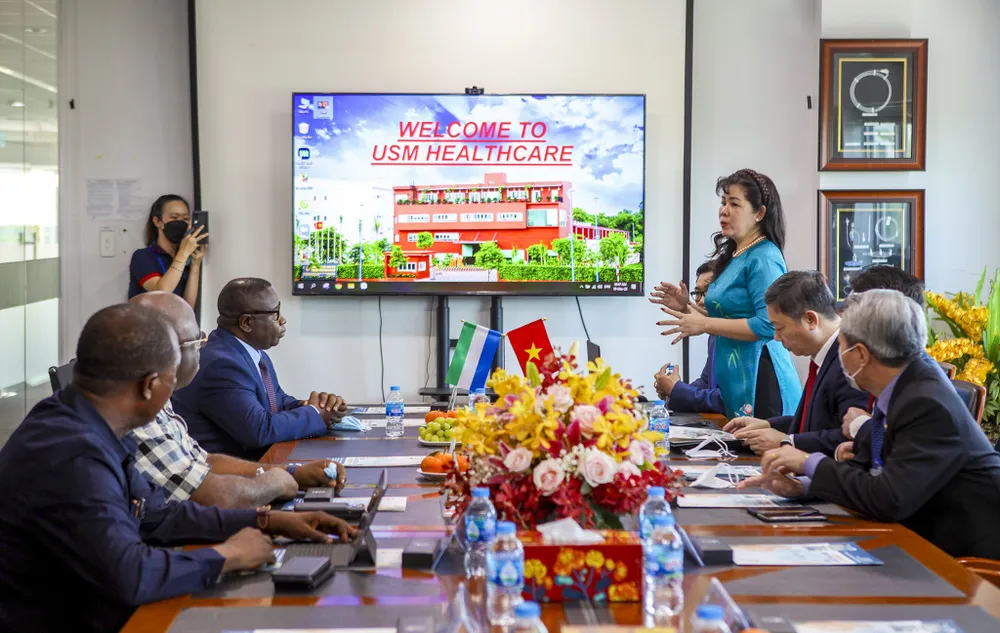 tong-thong-sierra-leone-tham-khu-cnc