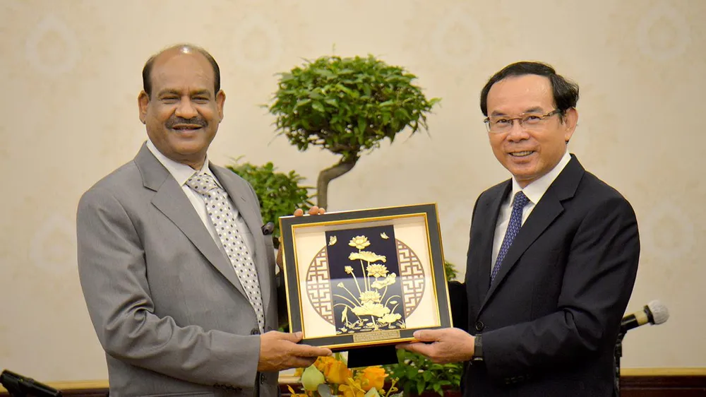 Bí thư Thành ủy TP.HCM Nguyễn Văn Nên tặng quà lưu niệm cho Chủ tịch Hạ viện Ấn Độ Om Birla. Ảnh: KHÁNH TRÀ