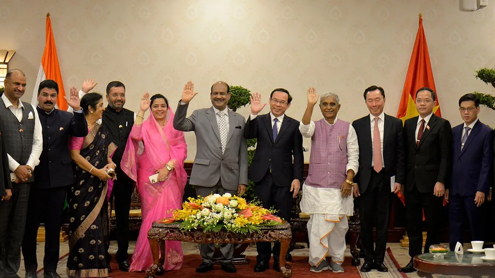 Đoàn đại biểu chụp ảnh lưu niệm sau buổi đón tiếp. Ảnh: KHÁNH TRÀ