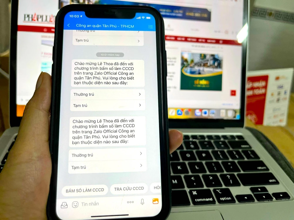Người dân thường trú, tạm trú quận Tân Phú có thể bấm lấy số thứ tự làm CCCD trên Zalo. Ảnh: L.THOA Người dân thường trú, tạm trú quận Tân Phú có thể bấm lấy số thứ tự làm CCCD trên Zalo. Ảnh: L.THOA