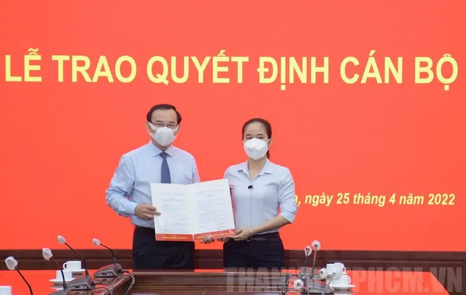 Bí thư Thành uỷ TP.HCM Nguyễn Văn Nên trao quyết định cho bà Lê Thị Hờ Rin. Ảnh: Thành uỷ TP.HCM