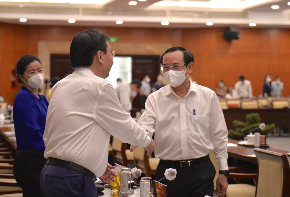 Bí thư Thành uỷ TP.HCM Nguyễn Văn Nên trao đổi với các đại biểu trước buổi khai mạc. Ảnh: KHÁNH TRÀ Bí thư Thành uỷ TP.HCM Nguyễn Văn Nên trao đổi với các đại biểu trước buổi khai mạc. Ảnh: KHÁNH TRÀ