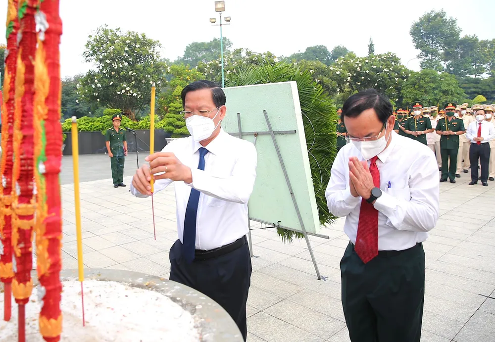 Bí thư Thành uỷ TP.HCM Nguyễn Văn Nên và Chủ tịch UBND TP.HCM Phan Văn Mãi dâng hương tưởng niệm anh hùng liệt sĩ. Ảnh: LONG HỒ