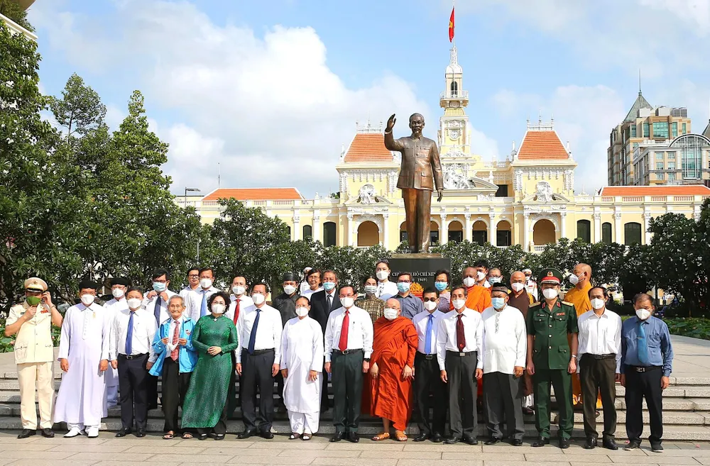 Đoàn đã đến dâng hoa tưởng niệm Chủ tịch Hồ Chí Minh tại Công viên Tượng đài Chủ tịch Hồ Chí Minh Ảnh: LONG HỒ