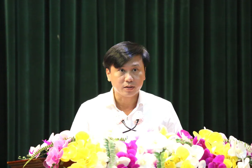 Chủ tịch UBND quận Bình Tân Nguyễn Minh Nhựt trả lời cử tri. Ảnh: NGÂN PHẠM