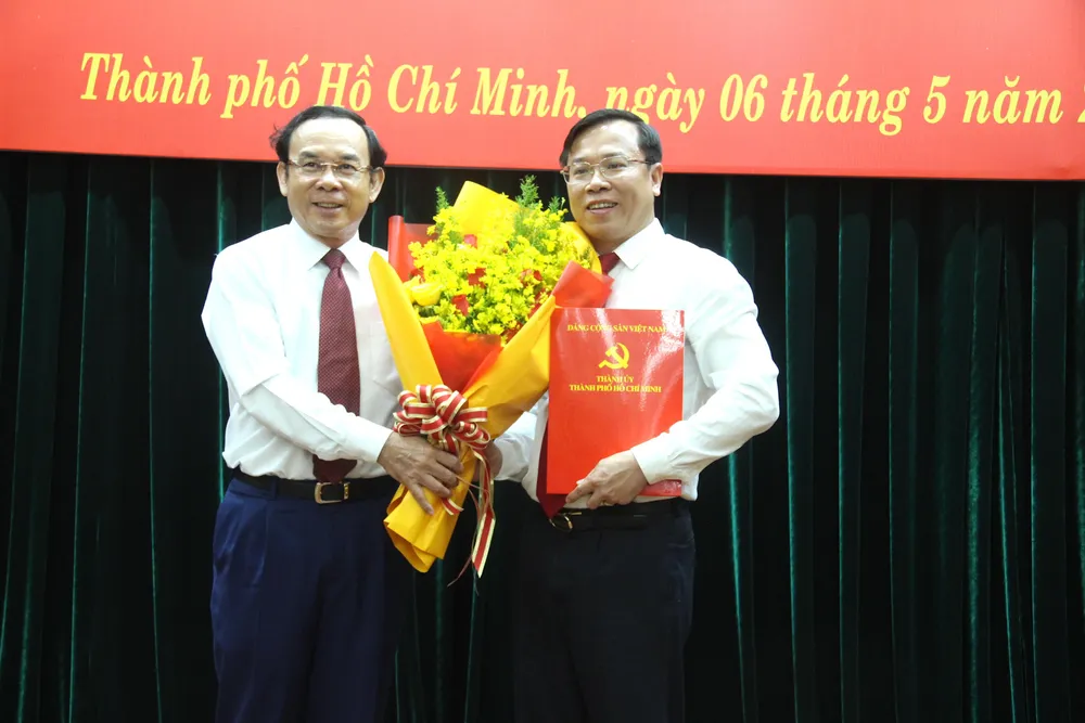 Bí thư Thành uỷ TP.HCM Nguyễn Văn Nên trao quyết định cho ông Huỳnh Khắc Điệp. Ảnh: LÊ THOA