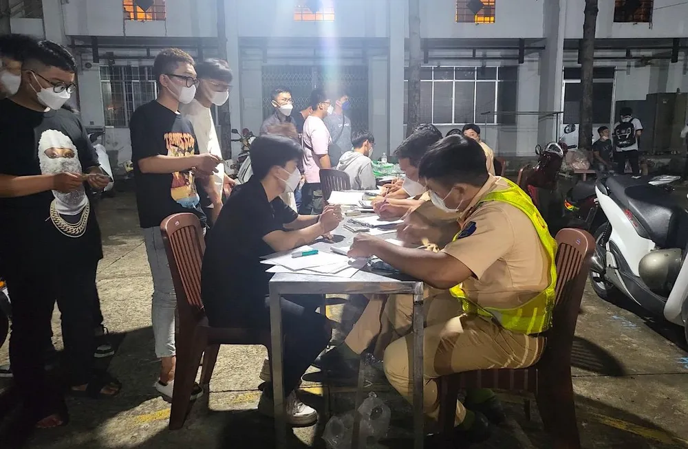 CSGT TP.HCM làm việc với các thanh niên ngay trong đêm 6-5. Ảnh: MINH VƯƠNG CSGT TP.HCM làm việc với các thanh niên ngay trong đêm 6-5. Ảnh: MINH VƯƠNG