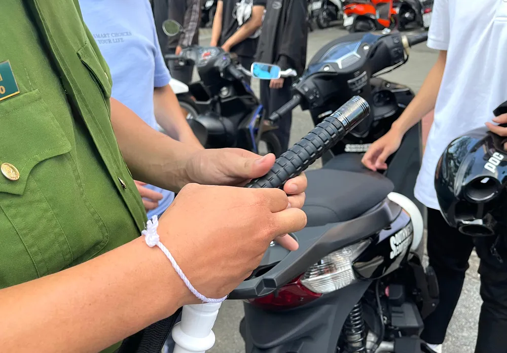 Công an còn phát hiện hung khí trong cốp xe. Ảnh: MINH VƯƠNG Công an còn phát hiện hung khí trong cốp xe. Ảnh: MINH VƯƠNG