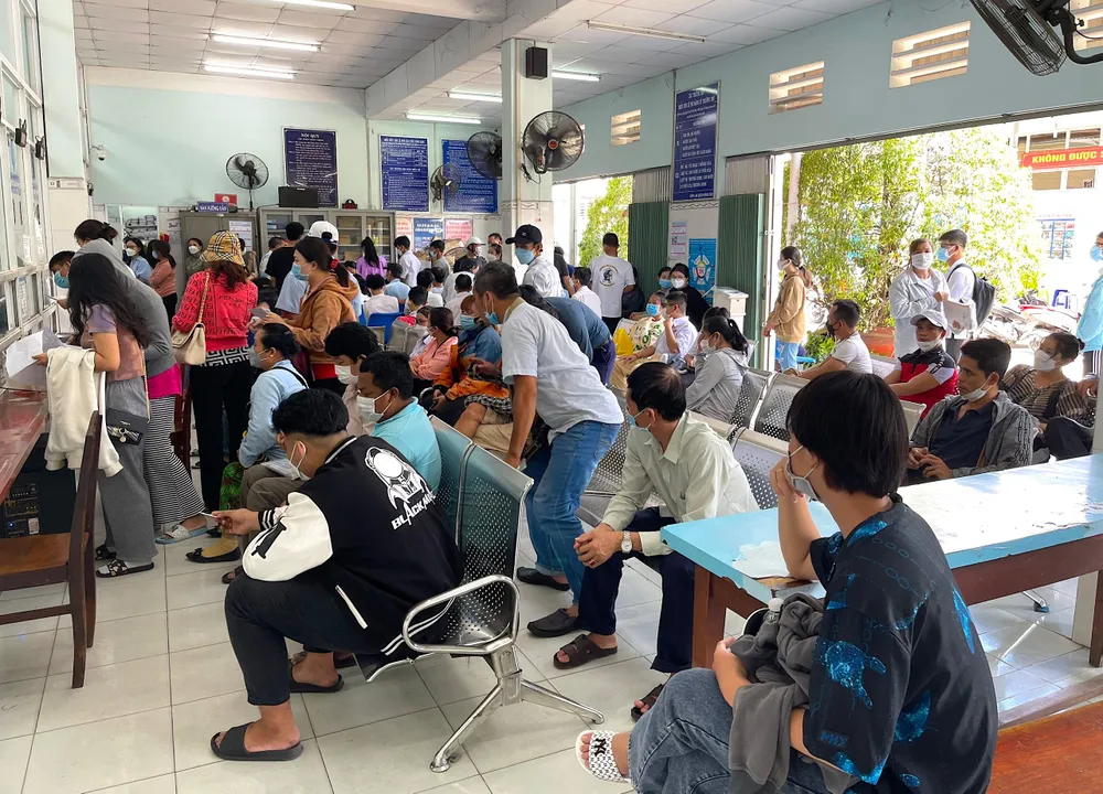 Nhiều người dân đến làm CCCD trong ngày 9-5 tại Công an quận Bình Tân. Ảnh: T.HƯƠNG Nhiều người dân đến làm CCCD trong ngày 9-5 tại Công an quận Bình Tân. Ảnh: T.HƯƠNG