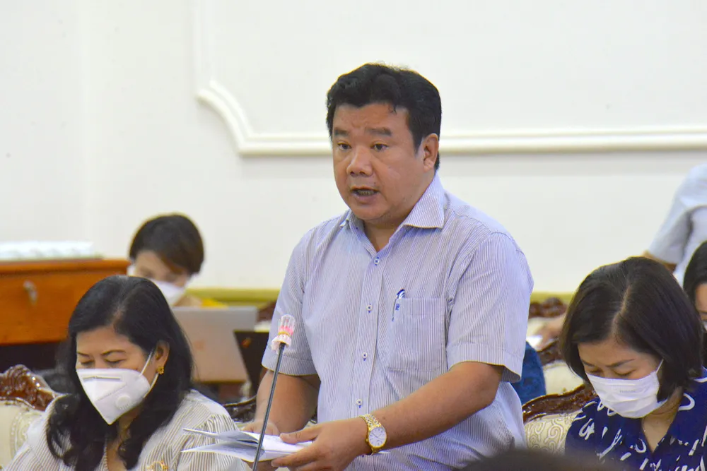 Ông Nguyễn Trần Phú, Phó Giám đốc Sở Tài chính TP.HCM, báo cáo tại buổi giám sát. Ảnh: KHÁNH TRÀ Ông Nguyễn Trần Phú, Phó Giám đốc Sở Tài chính TP.HCM, báo cáo tại buổi giám sát. Ảnh: KHÁNH TRÀ