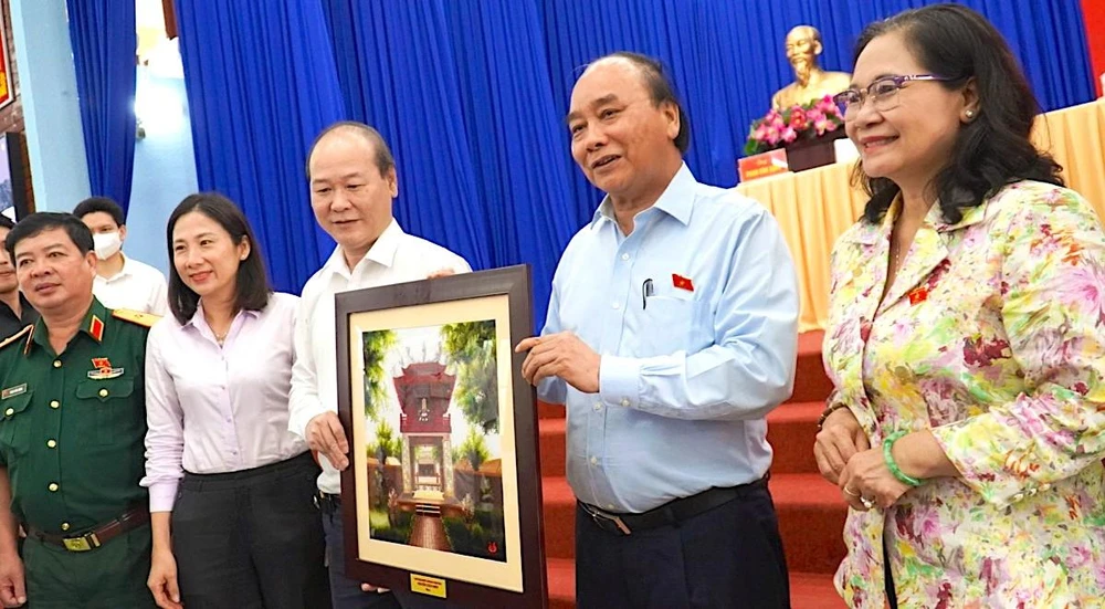 Chủ tịch nước Nguyễn Xuân Phúc cùng tổ ĐBQH tặng quà cho UBND huyện Củ Chi. Ảnh: MINH TÂM