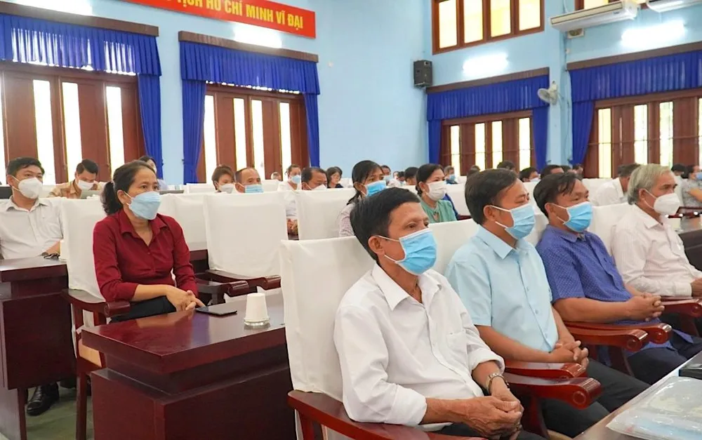 Nhiều cử tri huyện Củ Chi, Hóc Môn đã nêu ý kiến về các vấn đề quy hoạch, xúc tiến đầu tư, đất đai, tham nhũng... với Chủ tịch nước. Ảnh: MINH TÂM