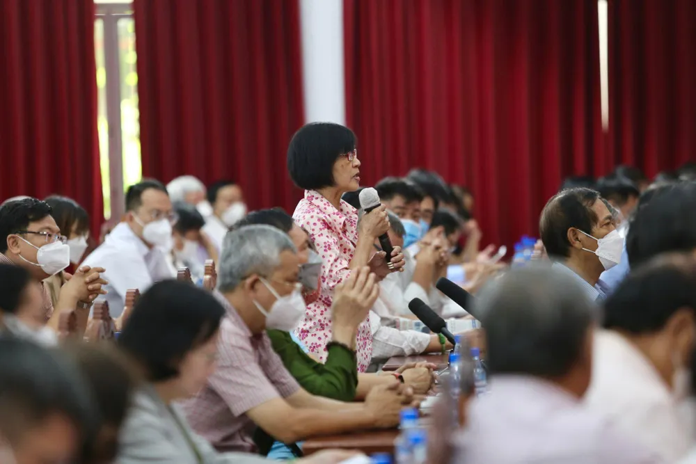 Cử tri Trần Cẩm Nga, quận 5, nêu kiến nghị về chính sách cho người Hoa. Ảnh: HOÀNG GIANG Cử tri Trần Cẩm Nga, quận 5, nêu kiến nghị về chính sách cho người Hoa. Ảnh: HOÀNG GIANG