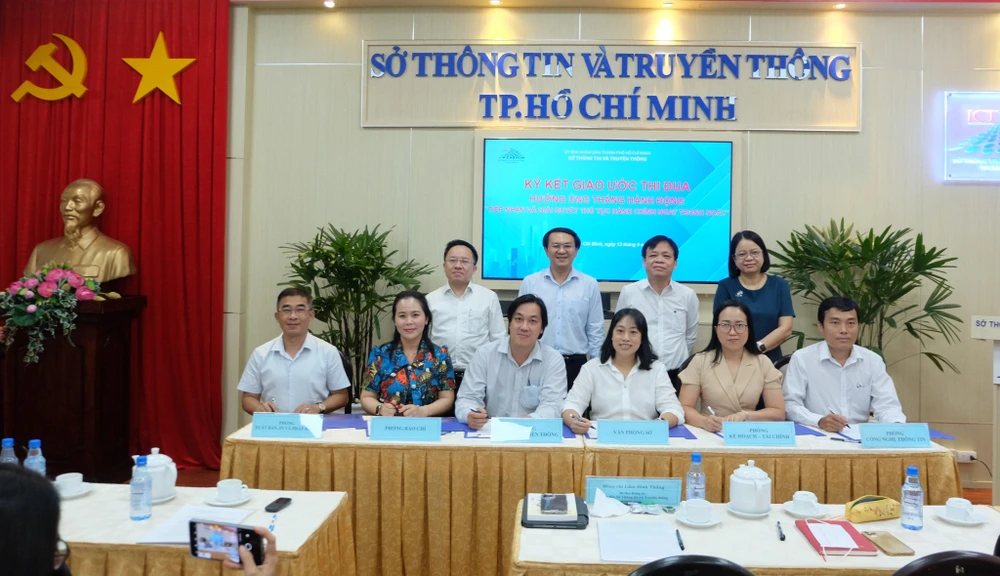 Các phòng, ban của Sở TT&amp;TT TP.HCM ký cam kết. Ảnh: Trung tâm báo chí