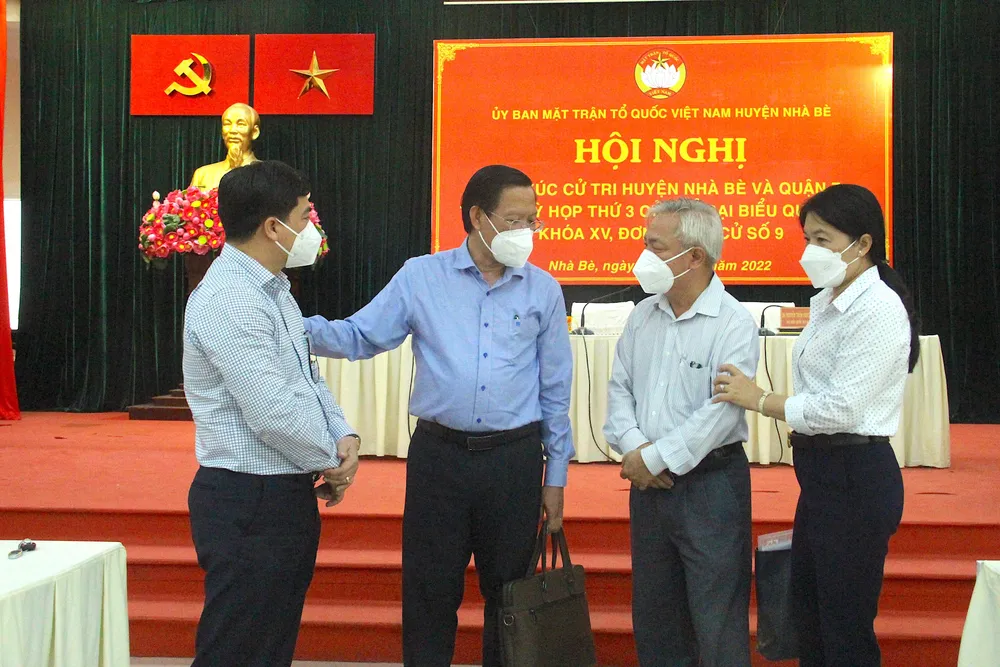 Chủ tịch UBND TP.HCM Phan Văn Mãi và các đại biểu trao đổi bên lề buổi tiếp xúc. Ảnh: LÊ THOA