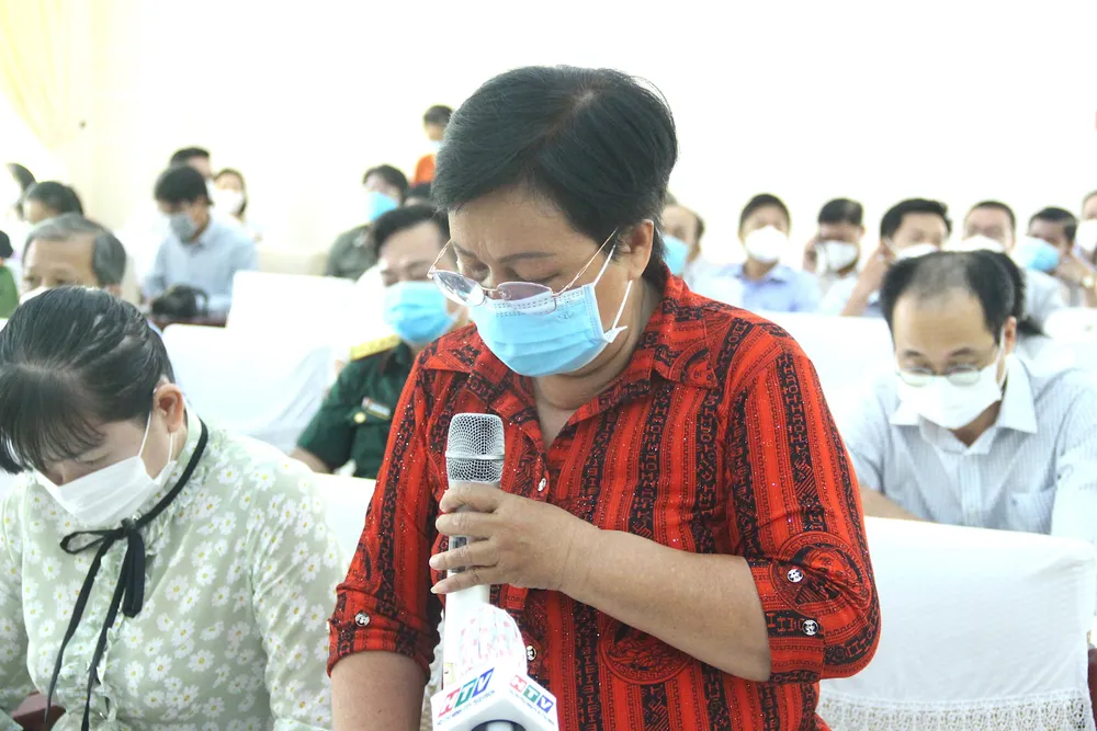 Cử tri Lâm Thị Thu, huyện Nhà Bè, phát biểu tại buổi tiếp xúc. Ảnh: LÊ THOA