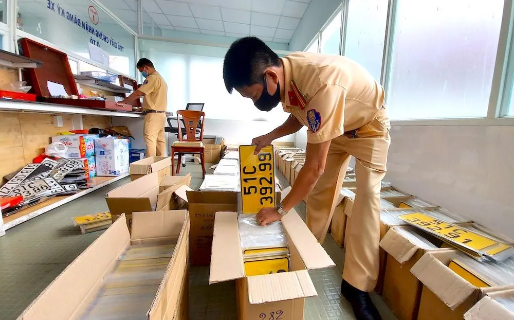 Công an TP.HCM đang thực hiện cấp biển số nền vàng cho người dân. Ảnh: MINH VƯƠNG