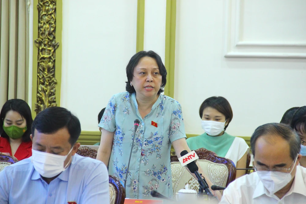 ĐB Phạm Khánh Phong Lan, Trưởng ban quản lý an toàn thực phẩm TP.HCM, nêu ý kiến. Ảnh: LÊ THOA