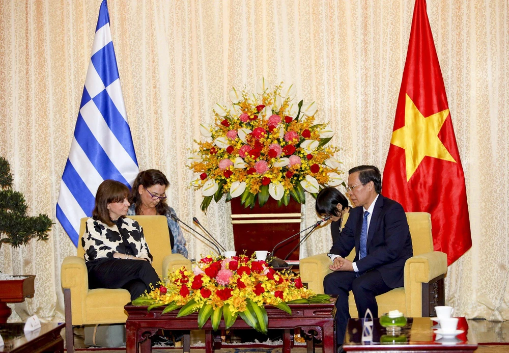 Chủ tịch UBND TP.HCM Phan Văn Mãi tiếp Tổng thống Hy Lạp Katerina Sakellaropoulou, chiều 18-5. Ảnh: NGUYỆT NHI