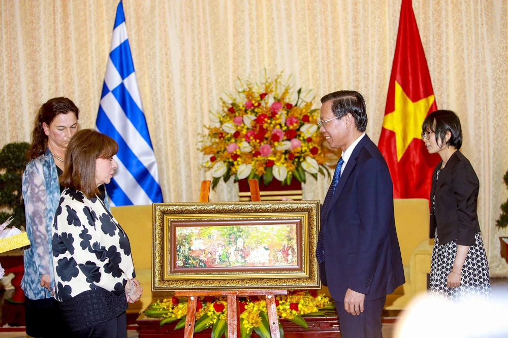Chủ tịch UBND TP.HCM Phan Văn Mãi đgửi tặng Tổng thống Hy Lạp bản sao của bảo vật quốc gia ‘Vườn xuân Trung Nam Bắc’. Ảnh: NGUYỆT NHI