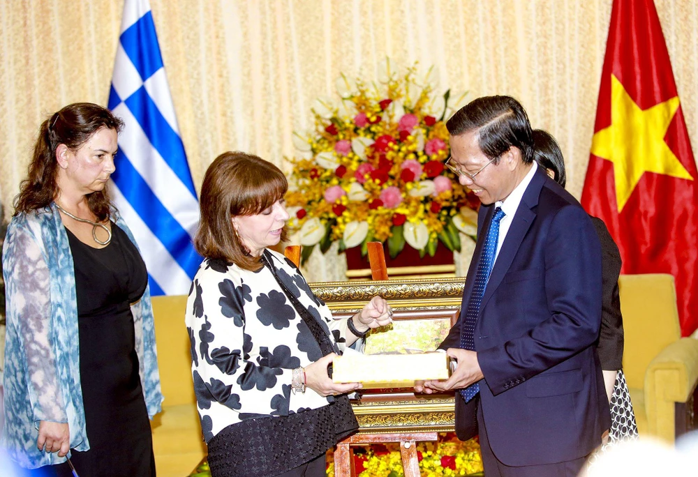 Bà Katerina Sakellaropoulou, Tổng thống Hy Lạp, tặng quà cho Chủ tịch TP.HCM Phan Văn Mãi. Ảnh: NGUYỆT NHI