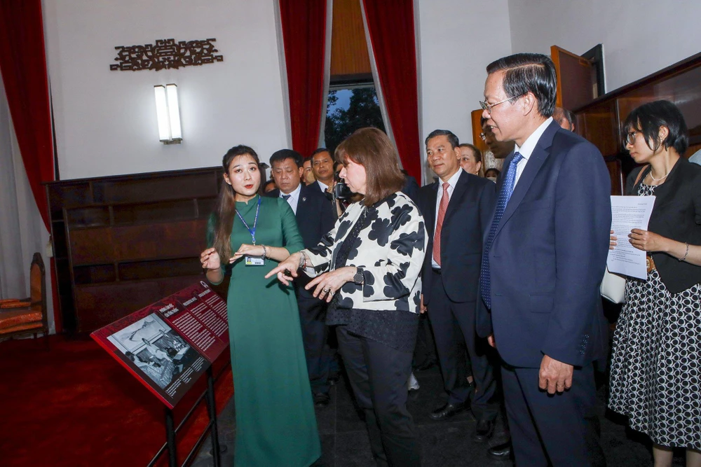 Chủ tịch UBND TP.HCM Phan Văn Mãi cùng Tổng thống Hy Lạp tham quan hội trường Thống Nhất. Ảnh: NGUYỆT NHI