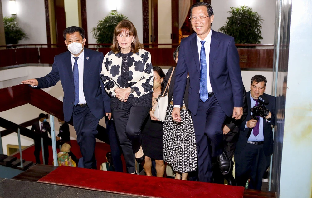 Chủ tịch UBND TP.HCM Phan Văn Mãi tiếp bà Katerina Sakellaropoulou, Tổng thống Hy Lạp tại hội trường Thống Nhất. Ảnh: NGUYỆT NHI