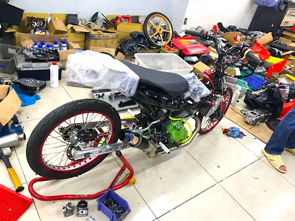 Một chiếc xe độ với nhiều phụ tùng, linh kiện xung quanh tại tiệm ở quận Gò Vấp. Ảnh: PC08