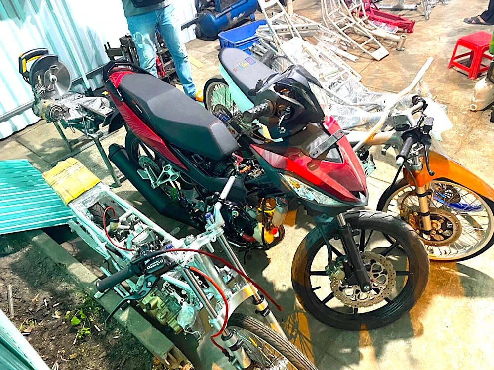 Lò độ xe tại huyện Củ Chi. Ảnh: PC08
